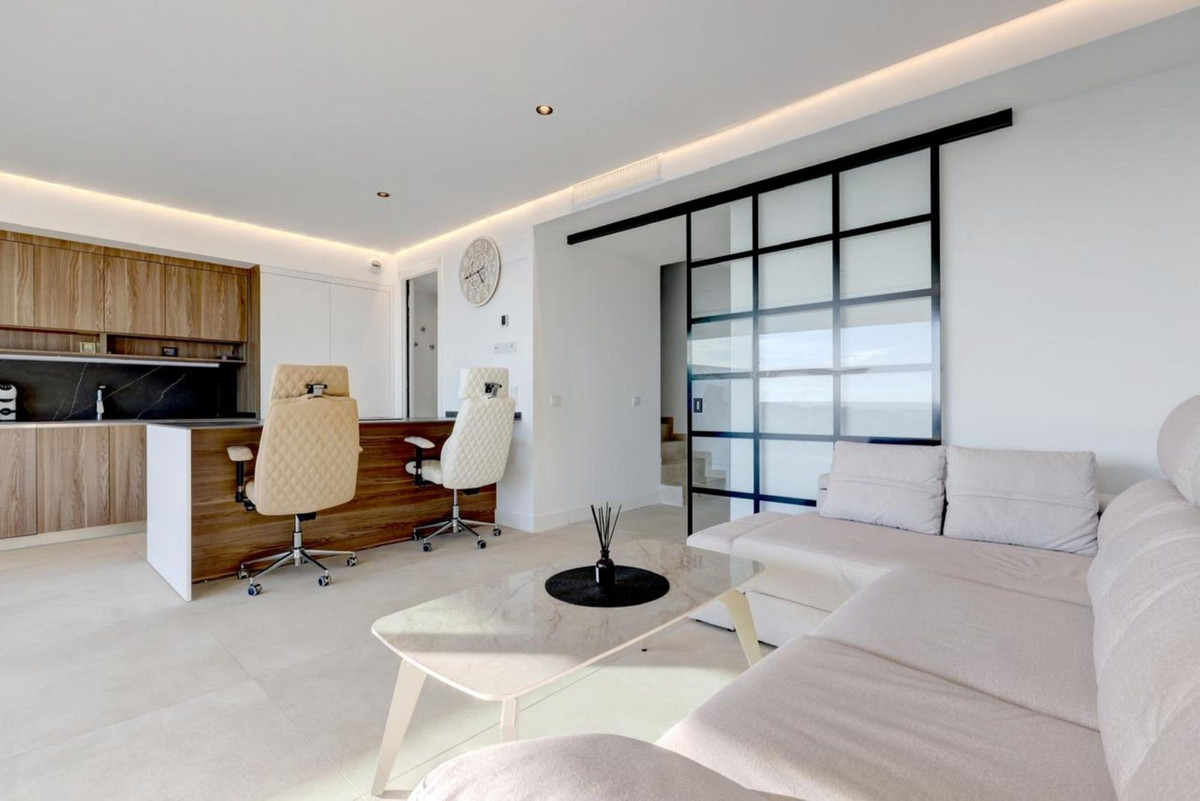 3 Bedroom Penthouse in Estepona - Photo 10