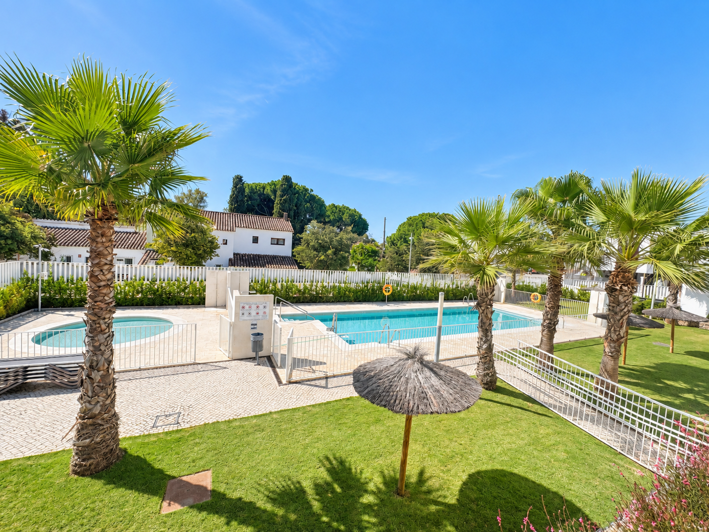 3 Bedroom Apartment in Marbella - Photo 2