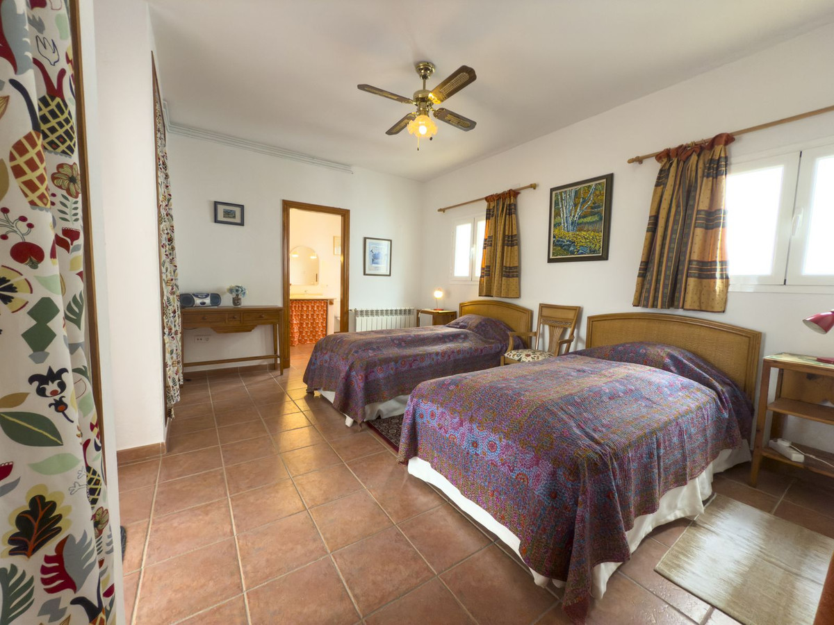 6 Bedroom Townhouse in Tolox - Photo 46