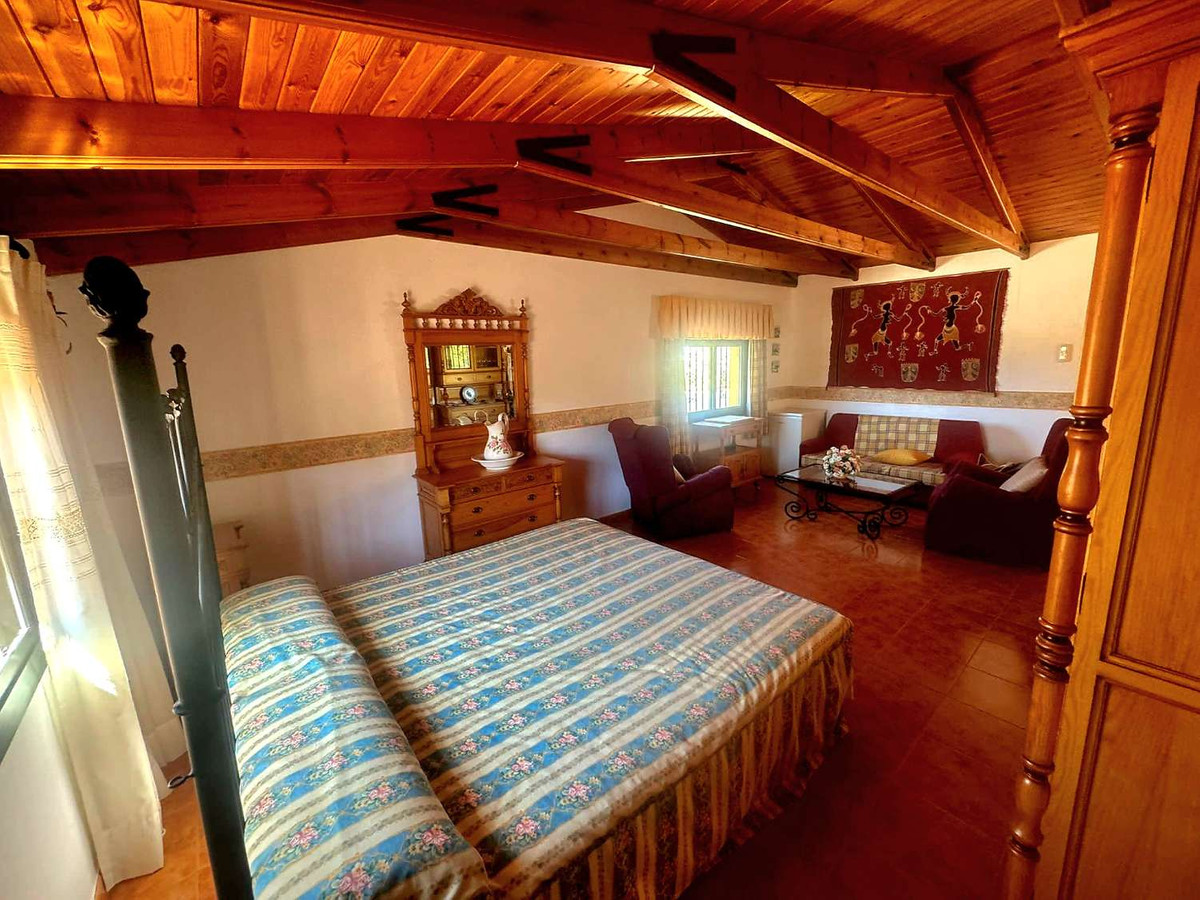 4 Bedroom Villa in Marbella - Photo 24