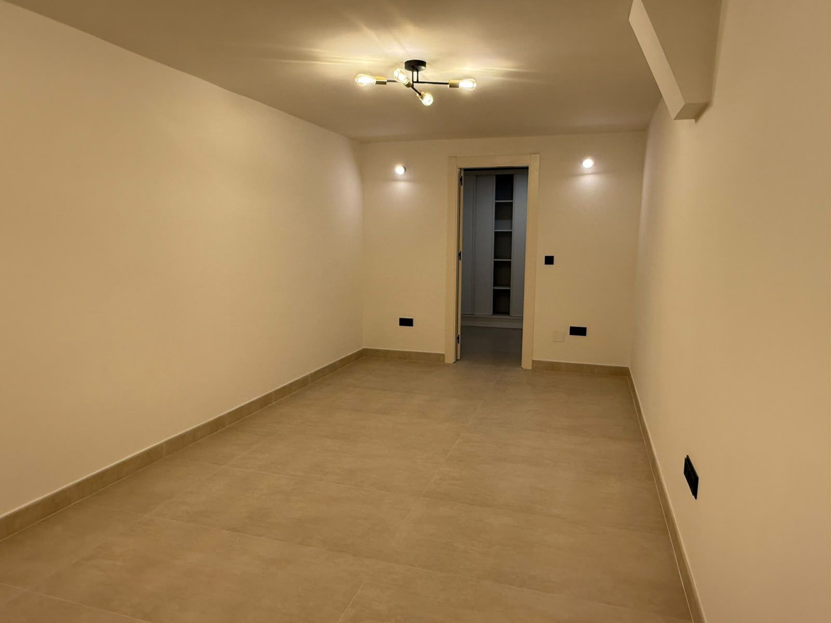 5 Bedroom Villa in Marbella - Photo 11