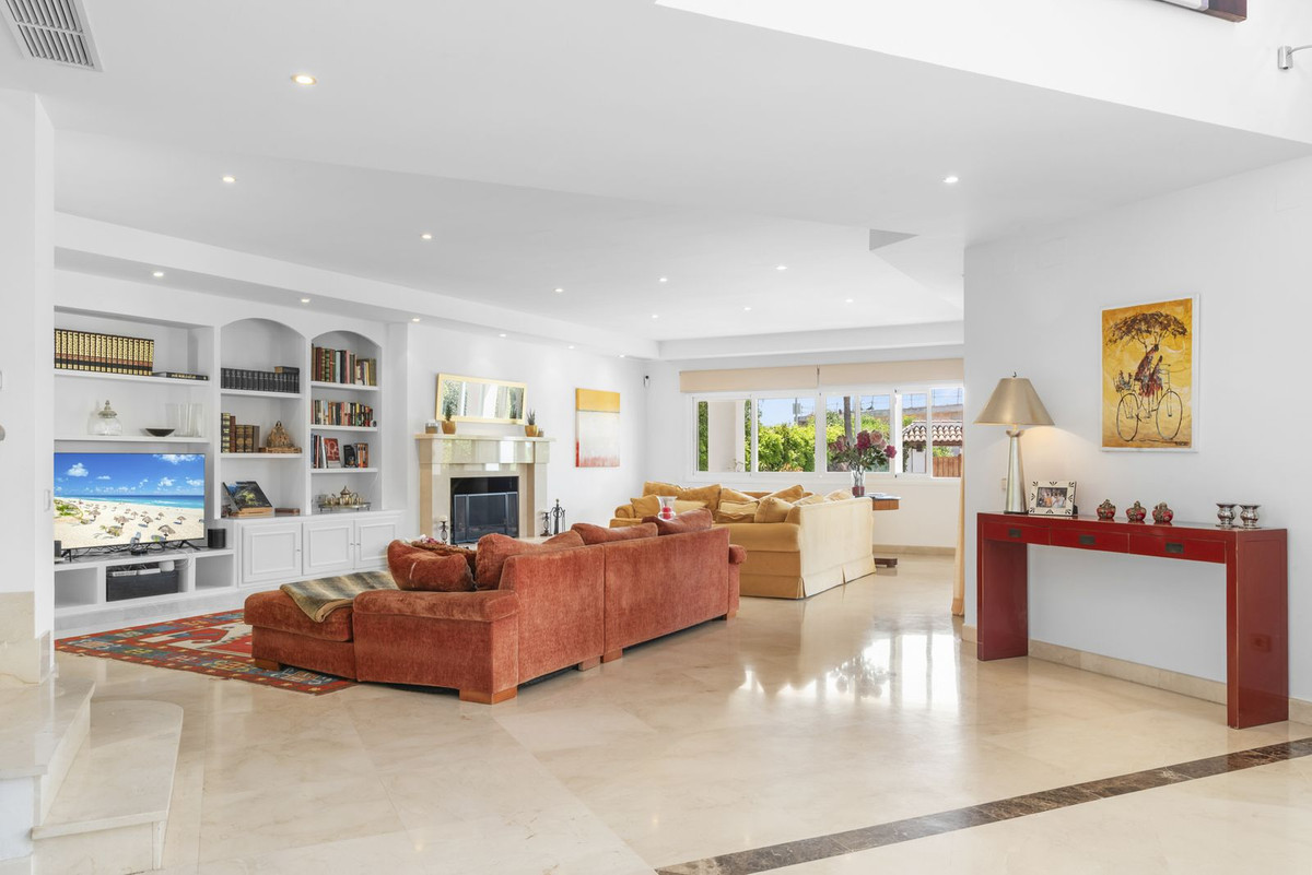 6 Bedroom Villa in Estepona - Photo 5