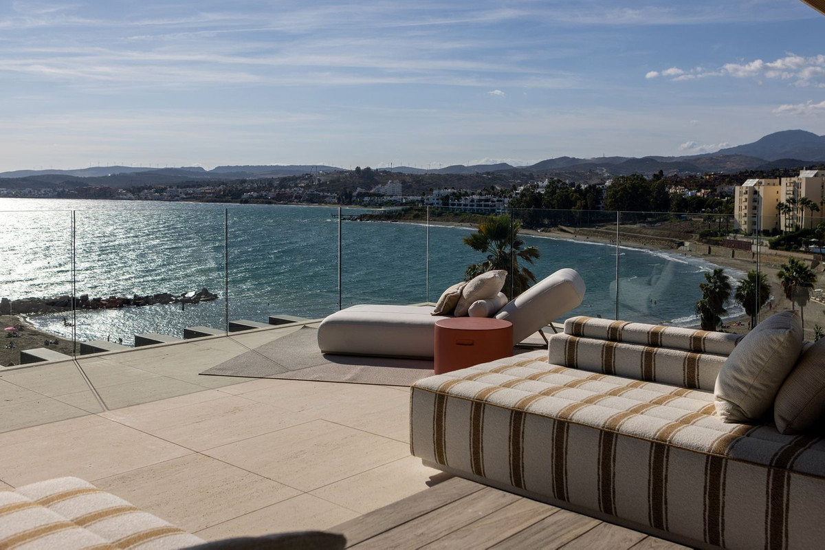 2 Bedroom Apartment in Estepona - Фото 3