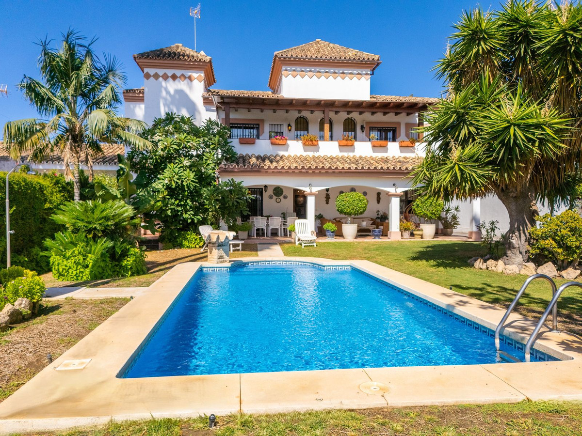 6 Bedroom Villa in Marbella - Photo 2