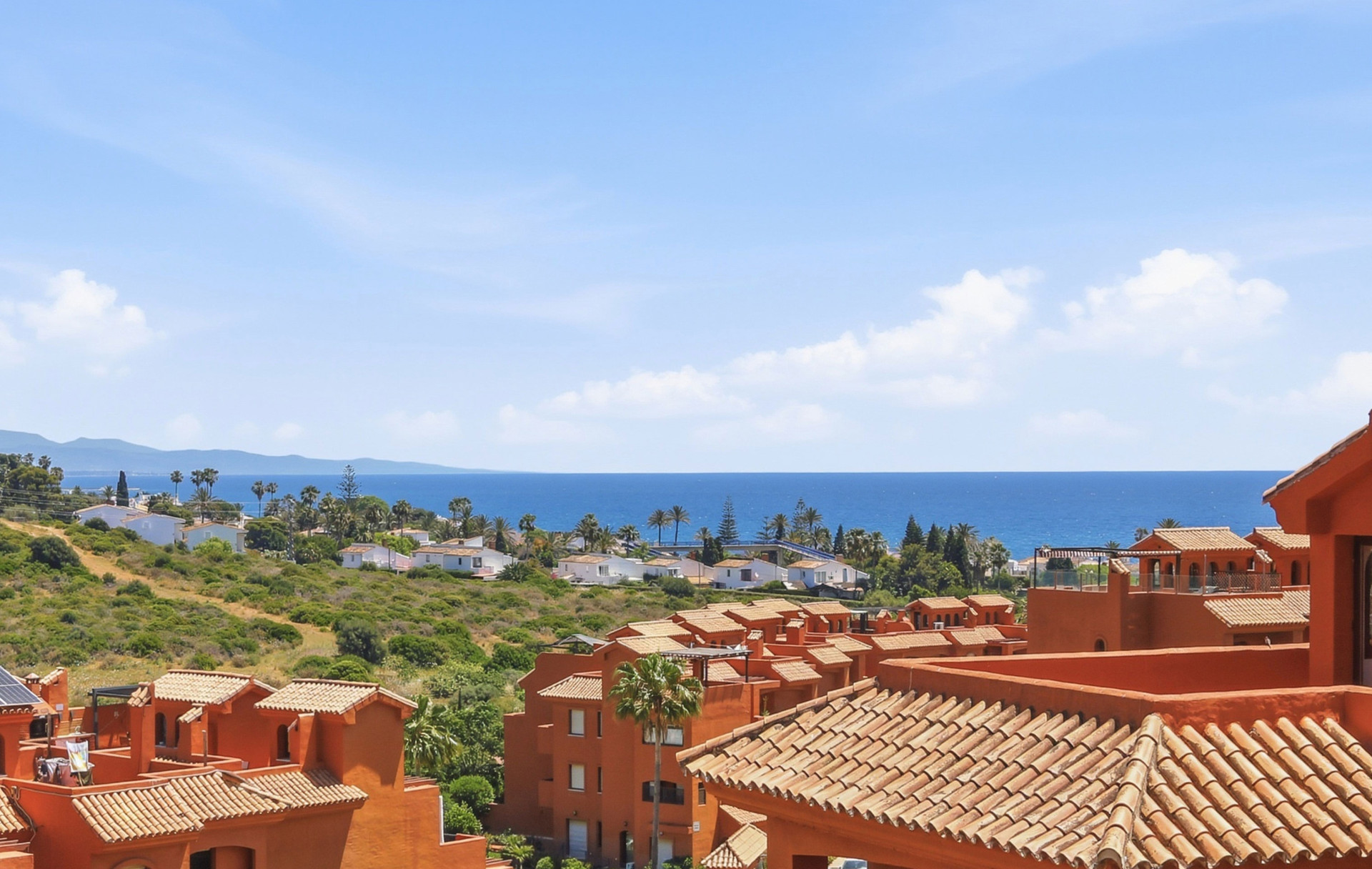 3 Bedroom Penthouse in Estepona - Photo 2