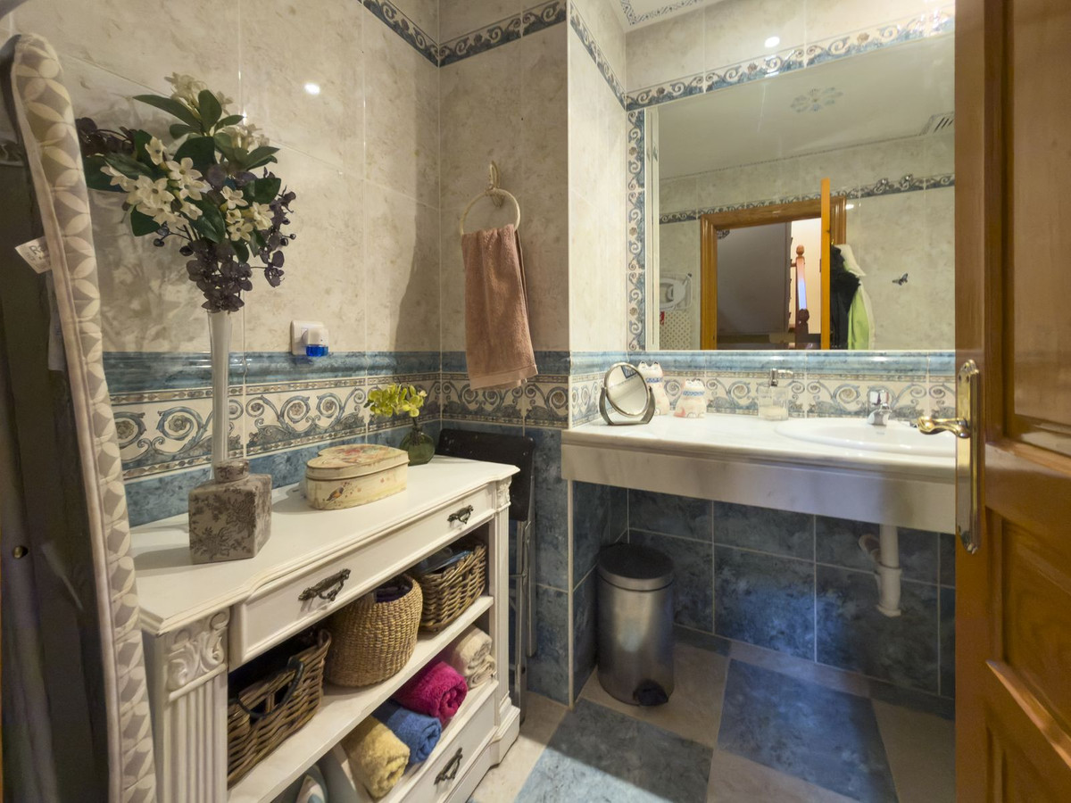 4 Bedroom Villa in Coín - Photo 16