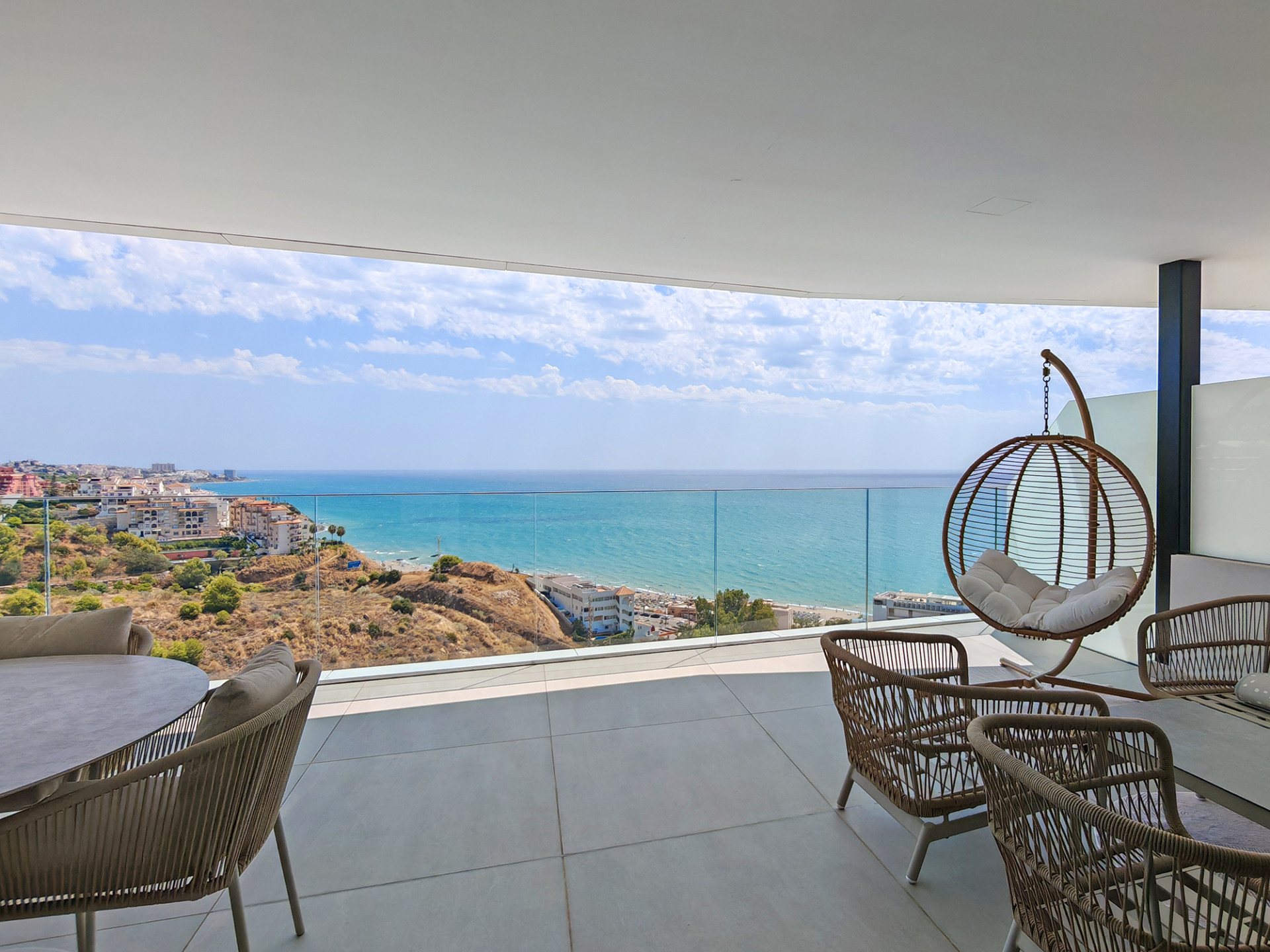 2 Bedroom Apartment in Benalmádena - Photo 2