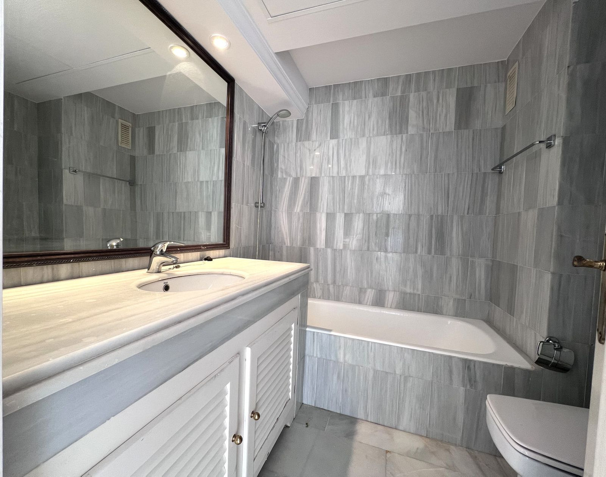 2 Bedroom Apartment in Estepona - Photo 17
