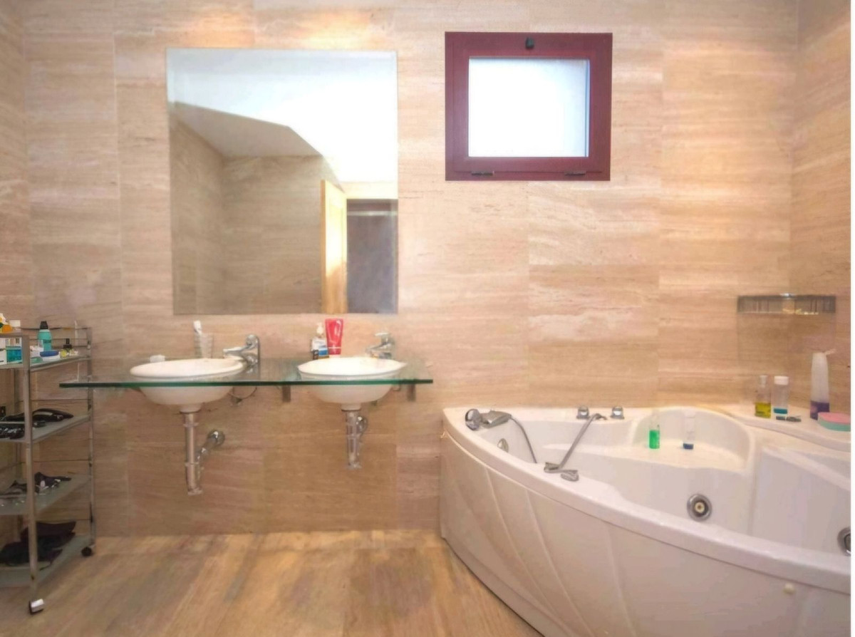 4 Bedroom Apartment in Estepona - Photo 14