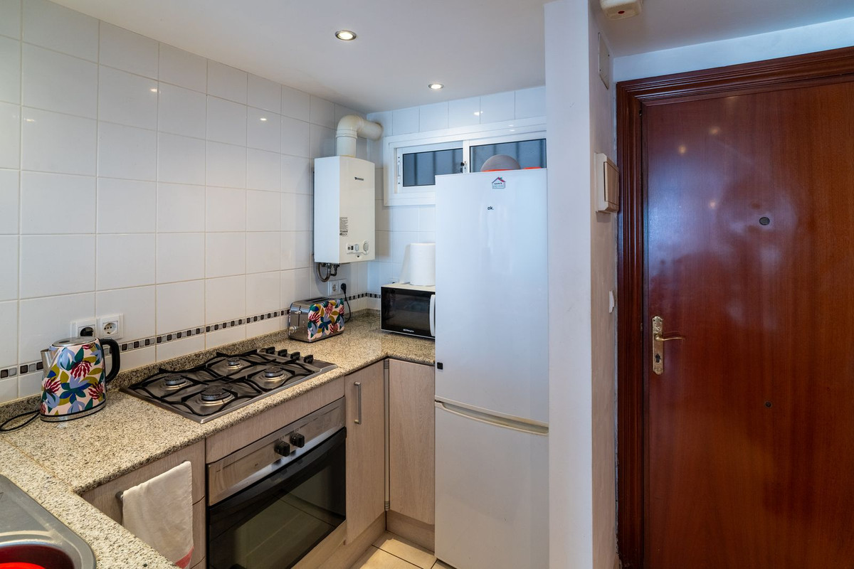 2 Bedroom Apartment in Benalmádena - Photo 10