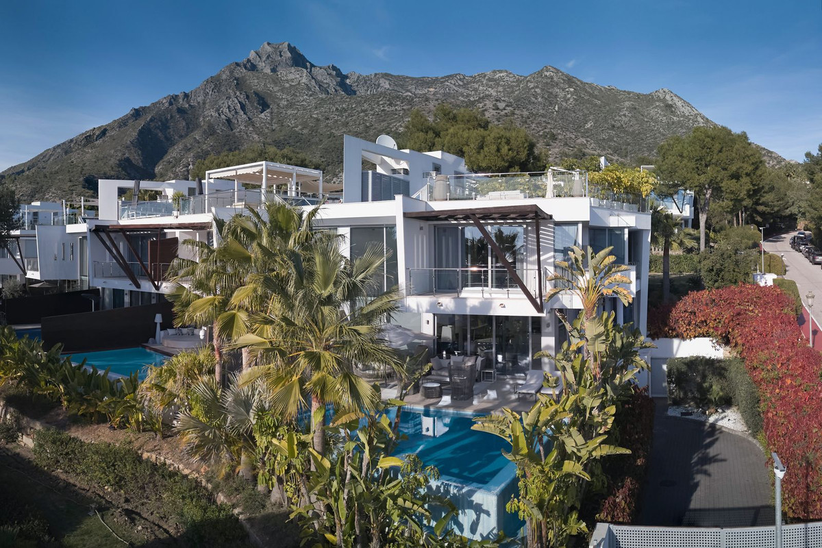 4 Bedroom Villa in Marbella - Photo 25