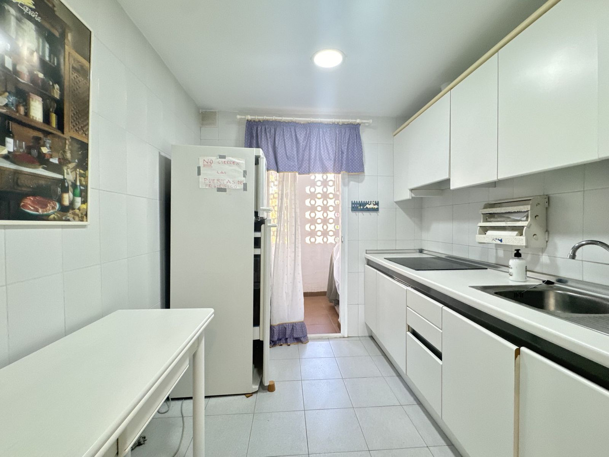 3 Bedroom Apartment in Estepona - Photo 2