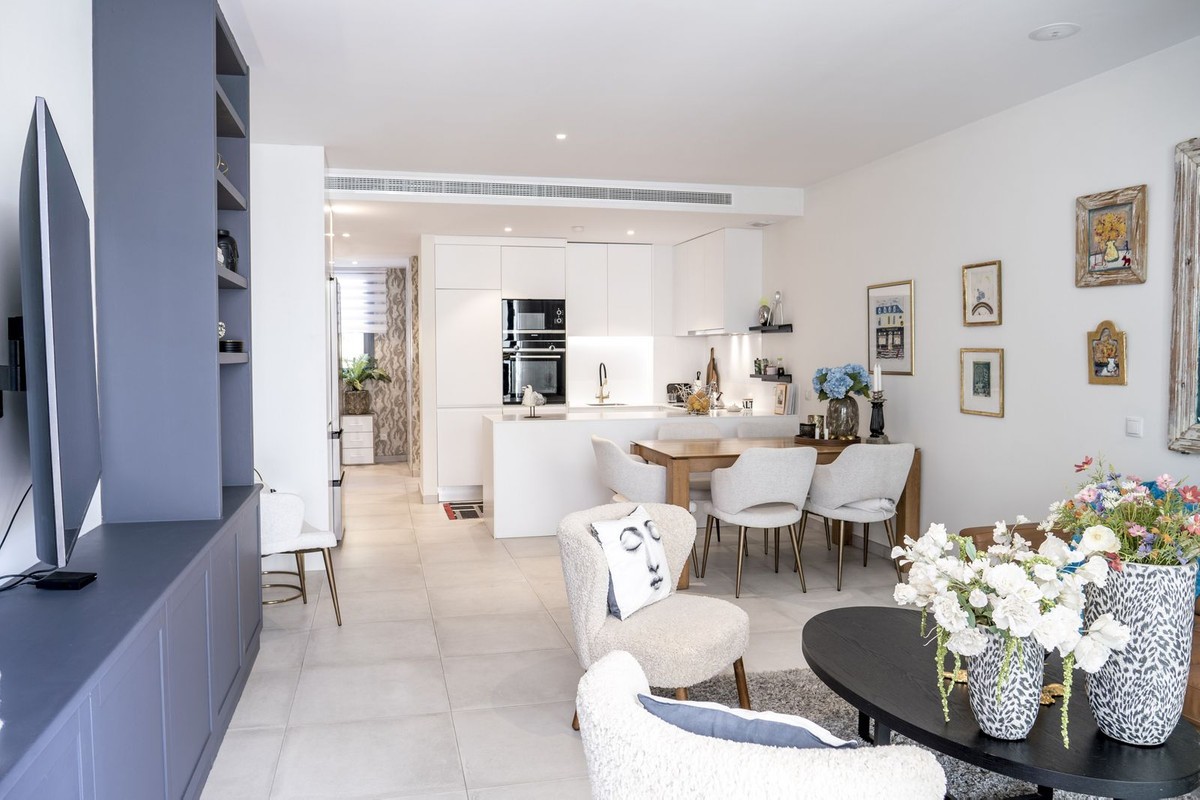 2 Bedroom Apartment in Estepona - Photo 8