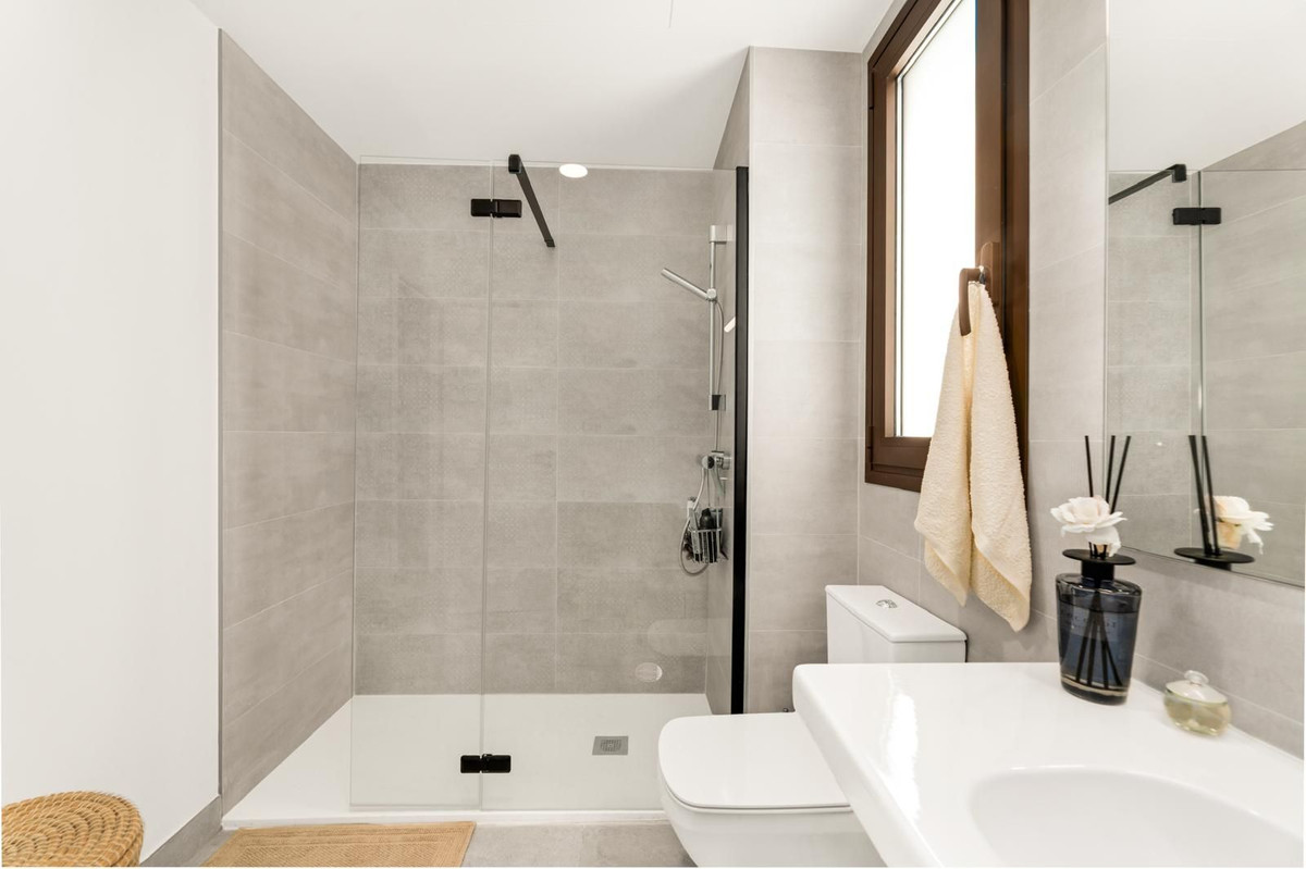 3 Bedroom Apartment in Estepona - Photo 9