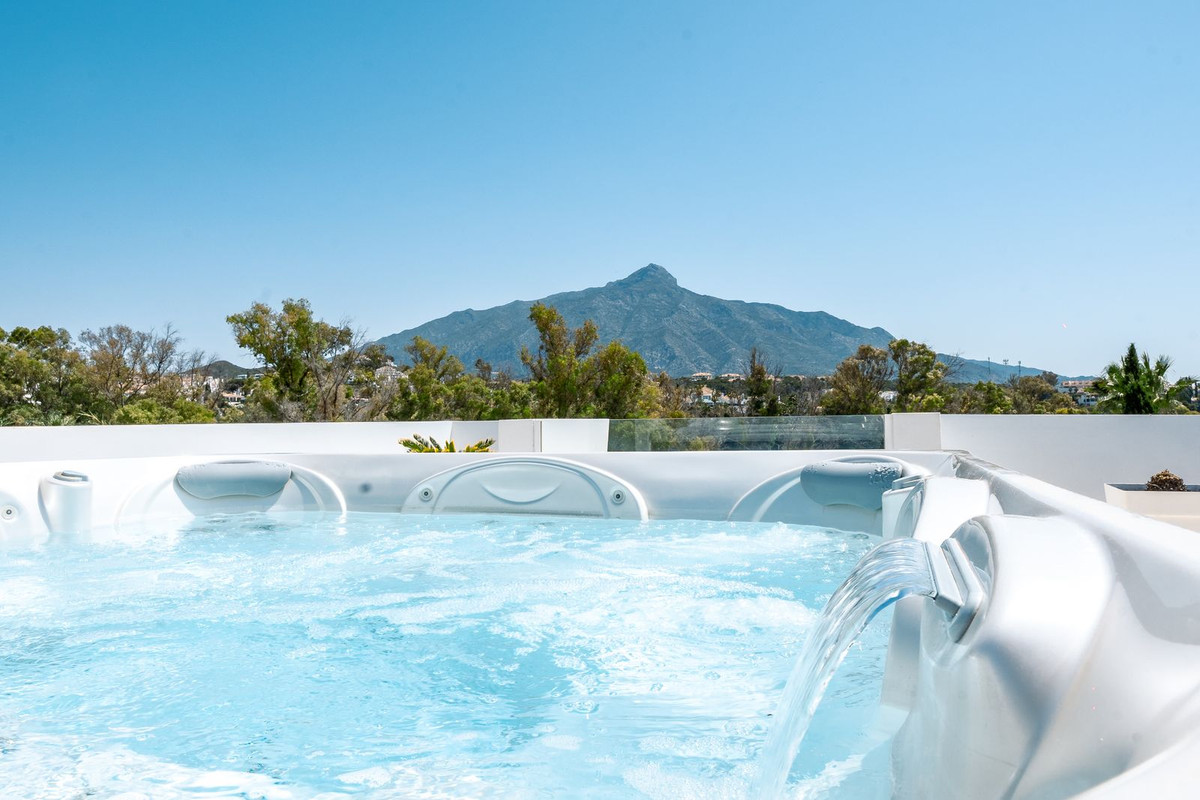5 Bedroom Villa in Marbella - Photo 3