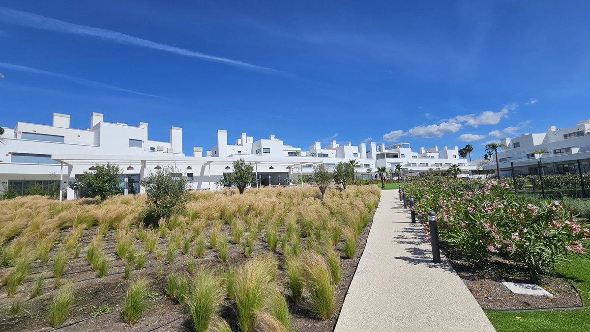 2 Bedroom Apartment in Estepona - Photo 59