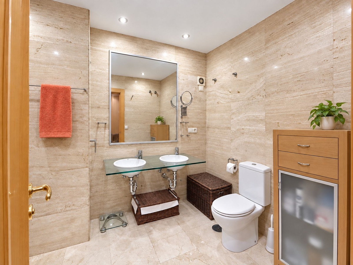 4 Bedroom Apartment in Estepona - Photo 20