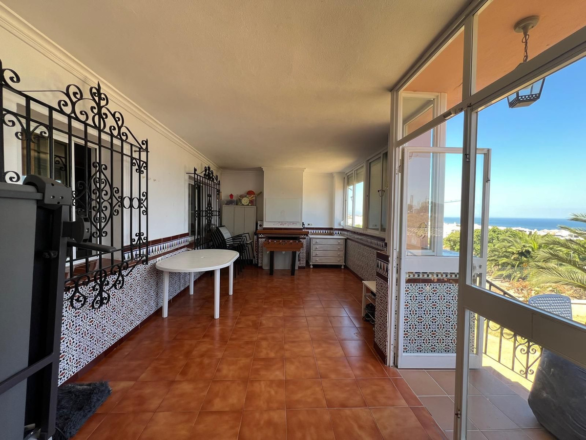 6 Bedroom Villa in Estepona - Photo 32