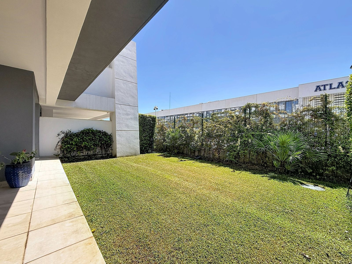 2 Bedroom Apartment in Estepona - Photo 26