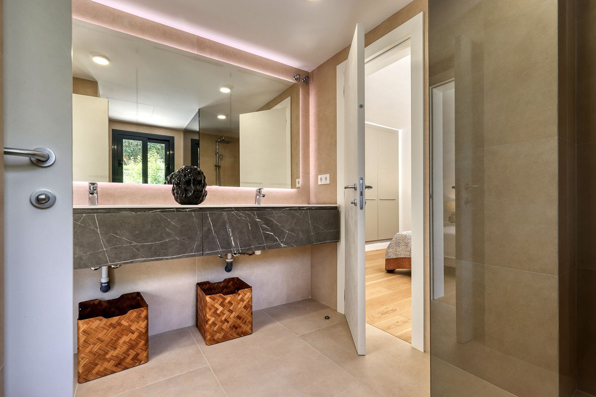 4 Bedroom Villa in Marbella - Photo 42
