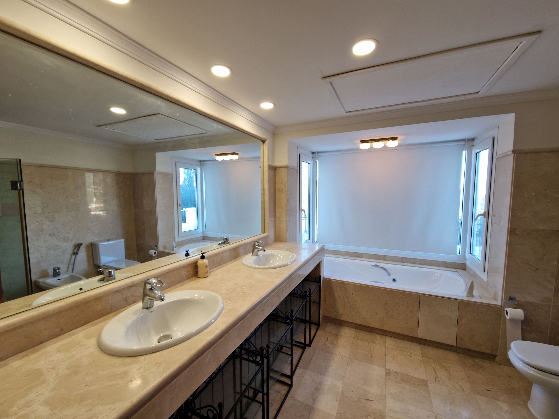 6 Bedroom Villa in Marbella - Photo 21