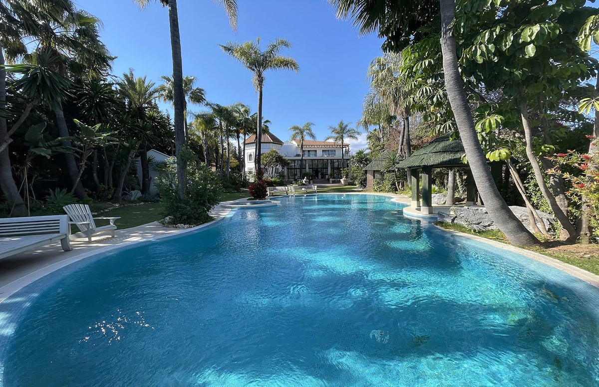 Villa in Nueva Andalucia