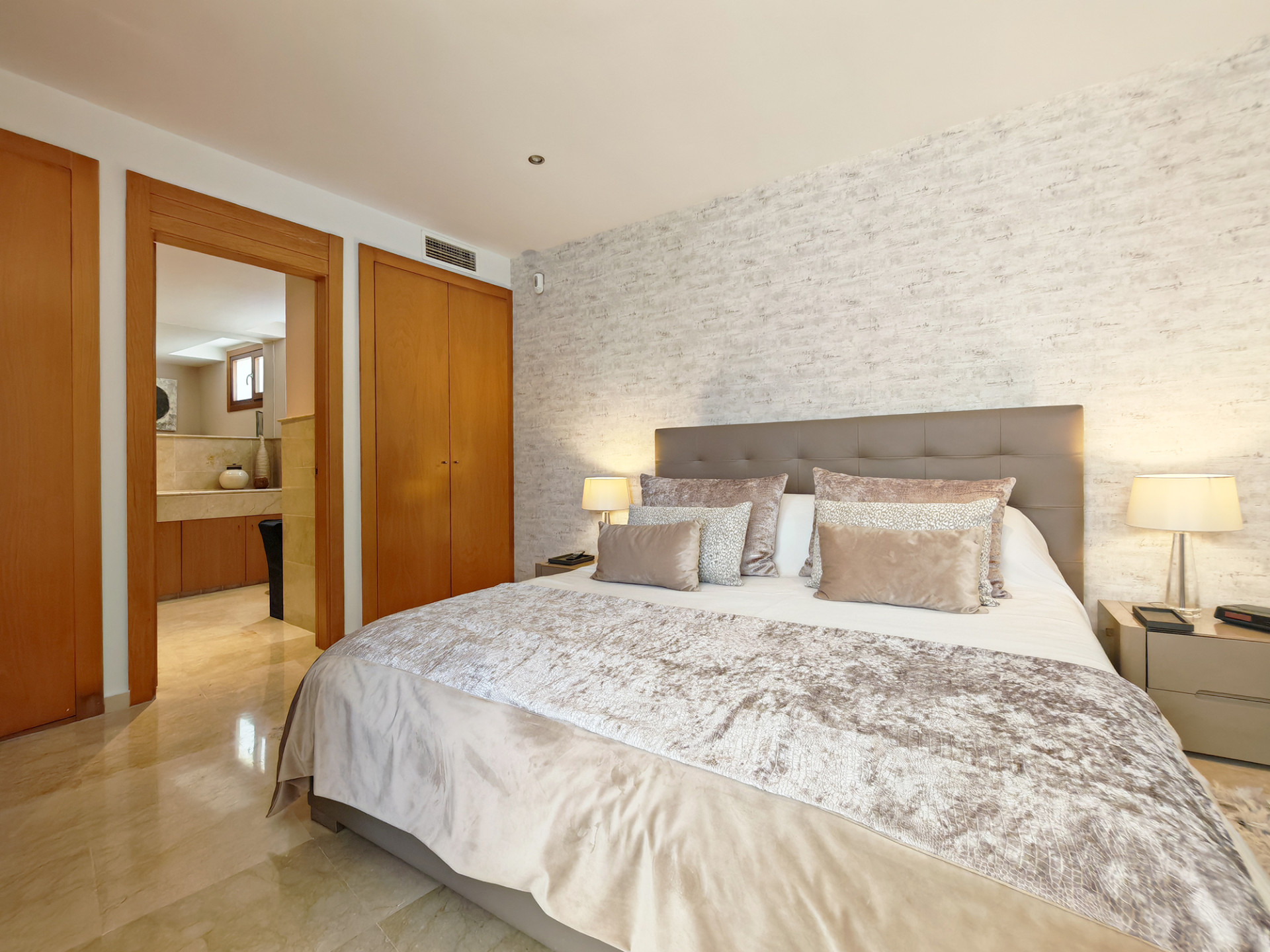 3 Bedroom Apartment in Marbella - Photo 9
