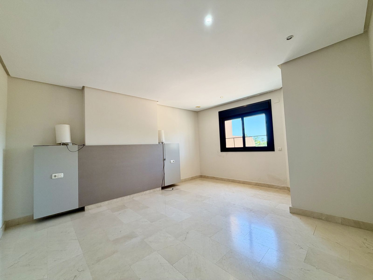 2 Bedroom Apartment in Marbella - Photo 22