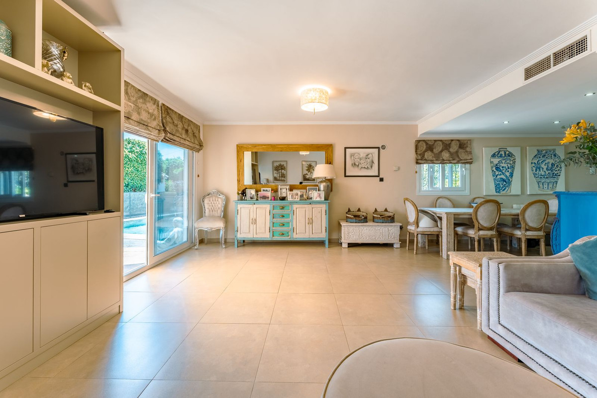 4 Bedroom Villa in Estepona - Photo 8