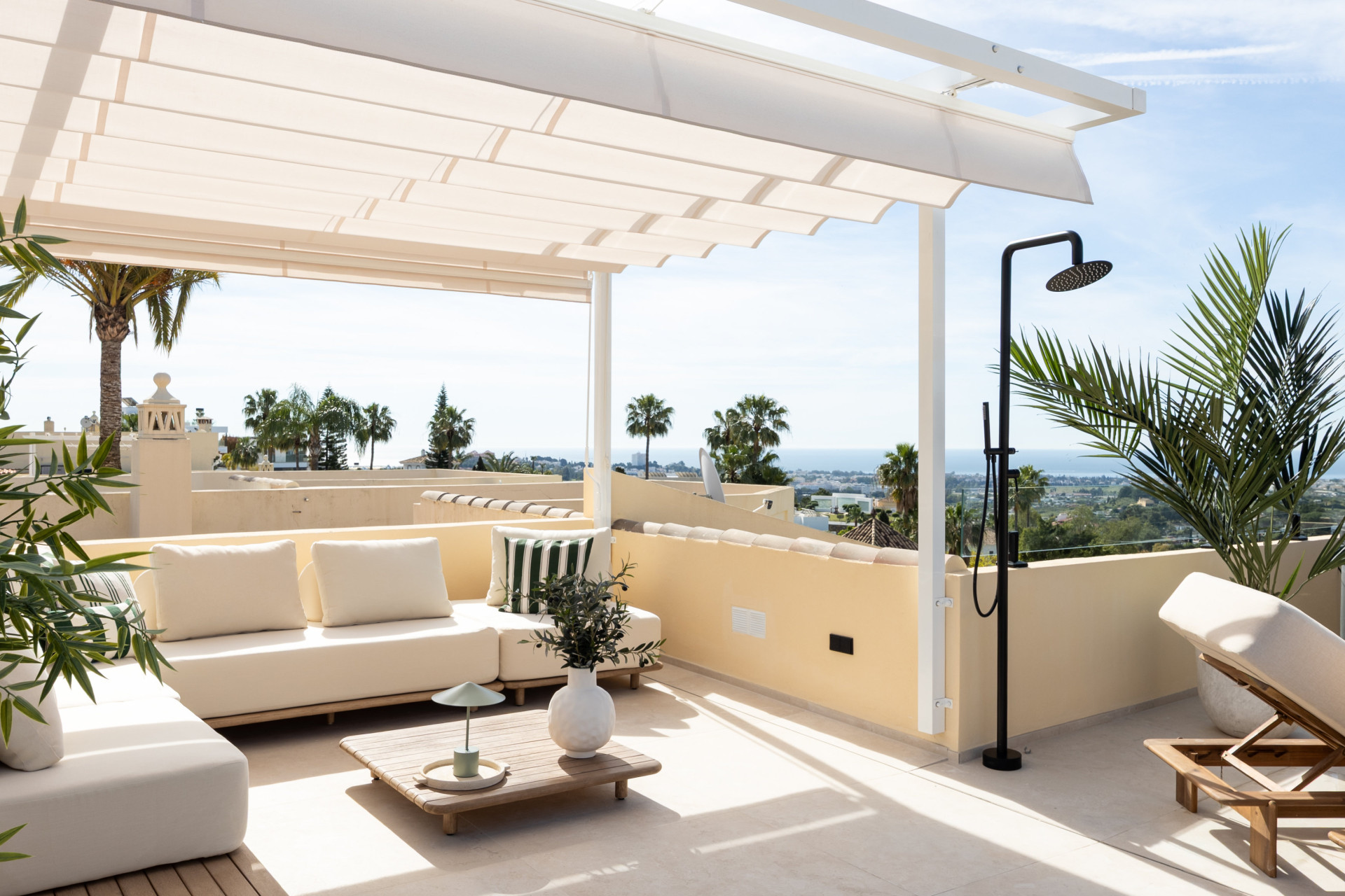 4 Bedroom Townhouse in Benahavís - Photo 2