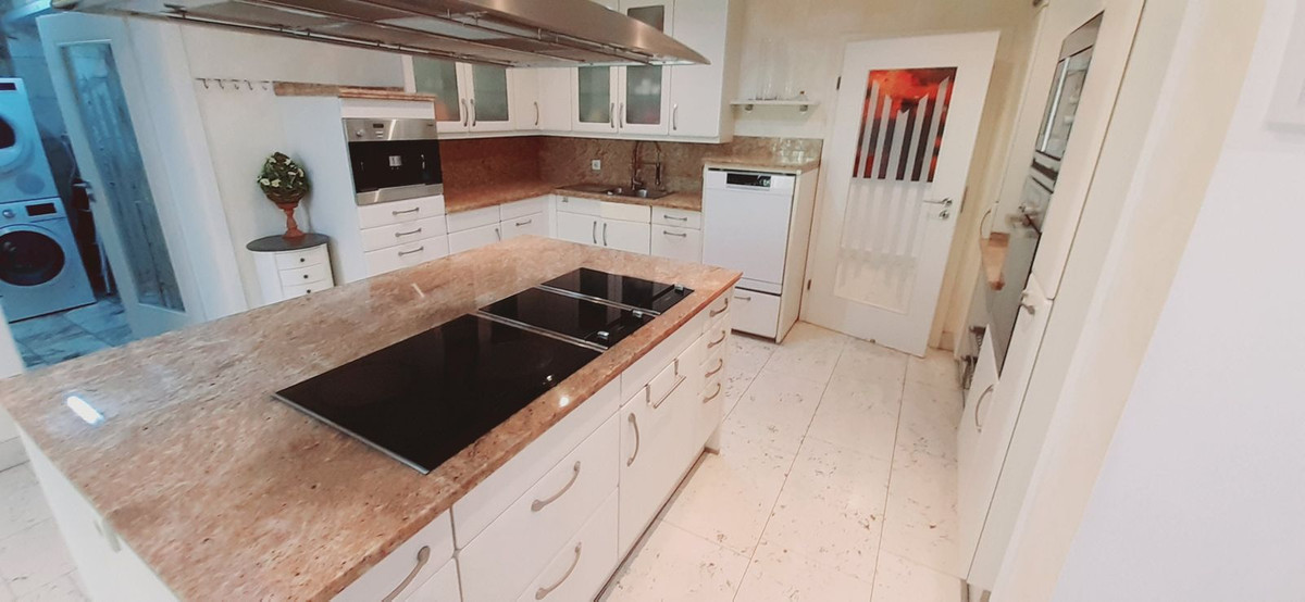 5 Bedroom Villa in Marbella - Photo 13