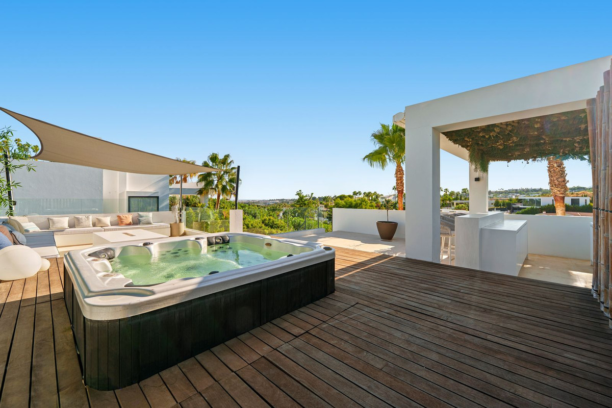 6 Bedroom Villa in Marbella - Photo 32