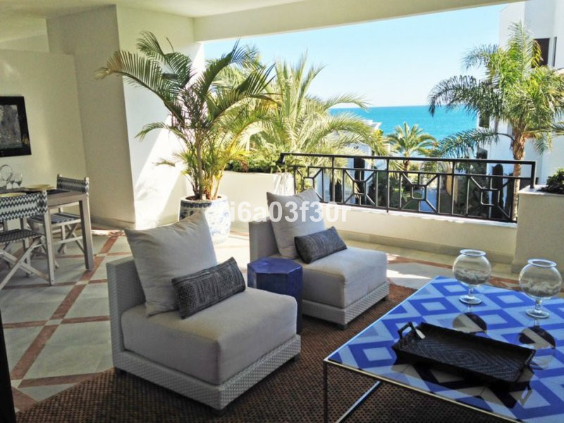 3 Bedroom Apartment in Estepona - Photo 2