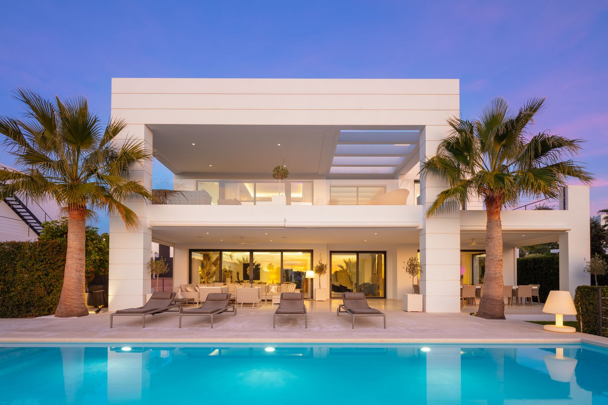 7 Bedroom Villa in Marbella - Photo 2