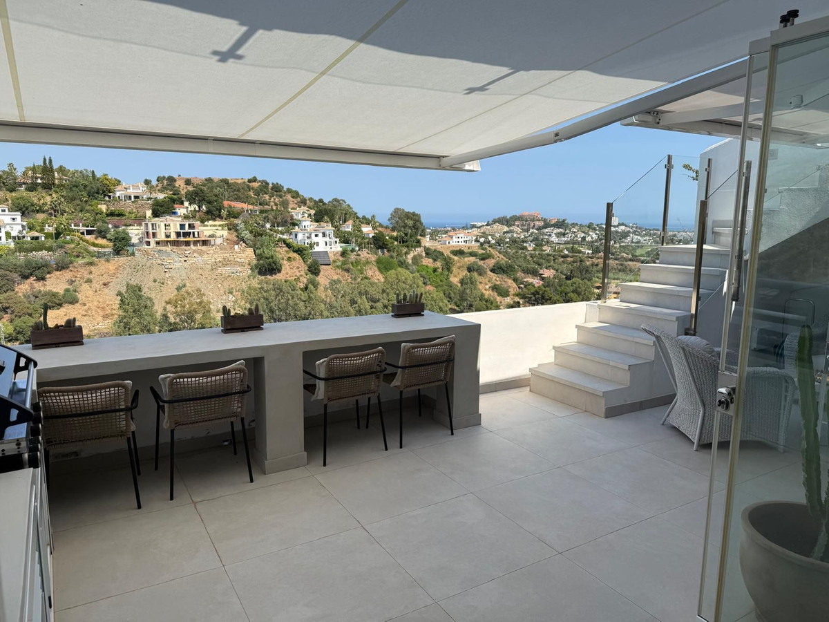 2 Bedroom Penthouse in Benahavís - Photo 8