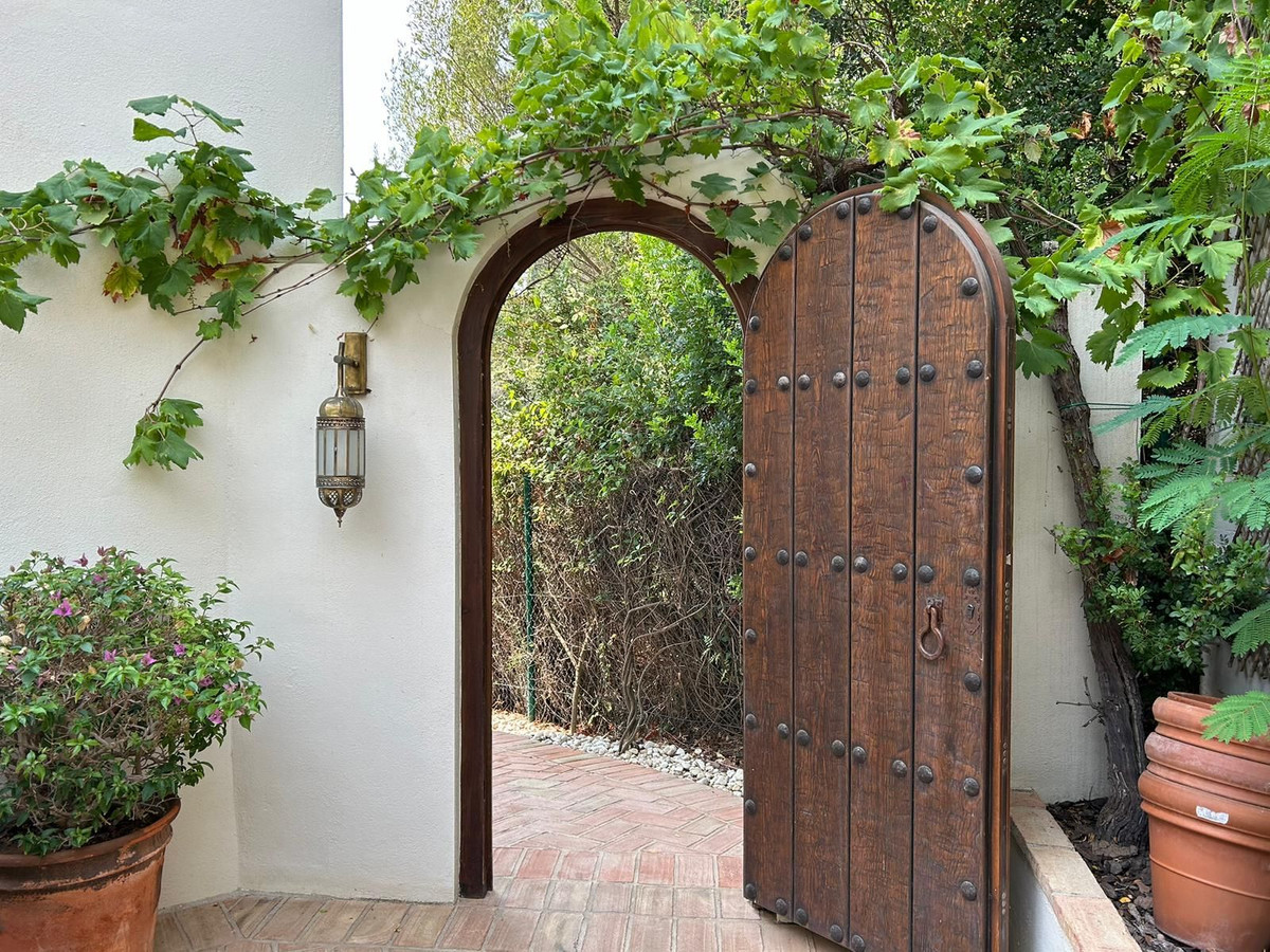 4 Bedroom Villa in Estepona - Photo 20