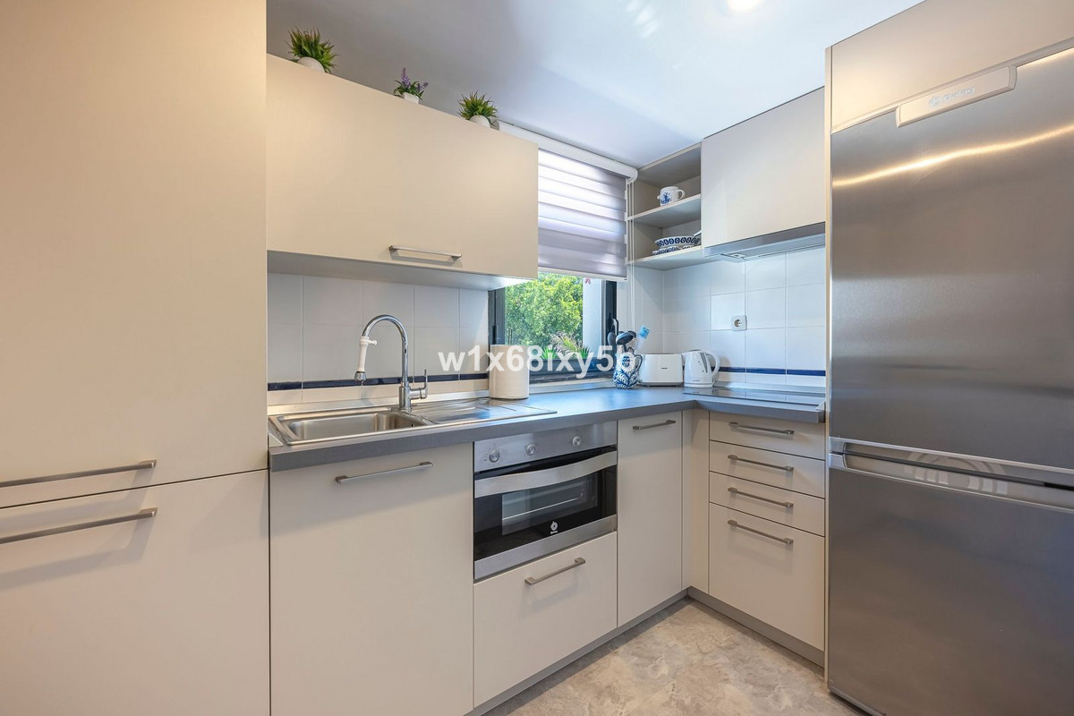 2 Bedroom Townhouse in Estepona - Photo 9