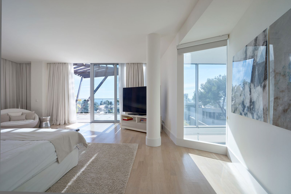 4 Bedroom Villa in Marbella - Photo 32