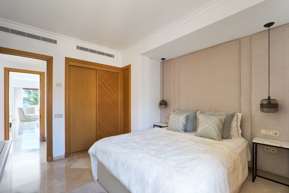 3 Bedroom Penthouse in Estepona - Photo 24