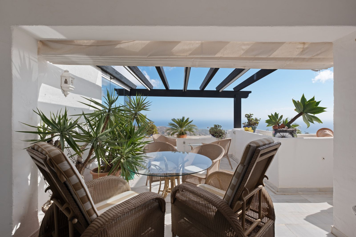 2 Bedroom Apartment in Marbella - Photo 25