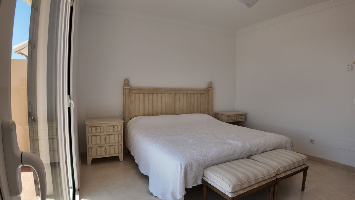 4 Bedroom Townhouse in Benahavís - Photo 42