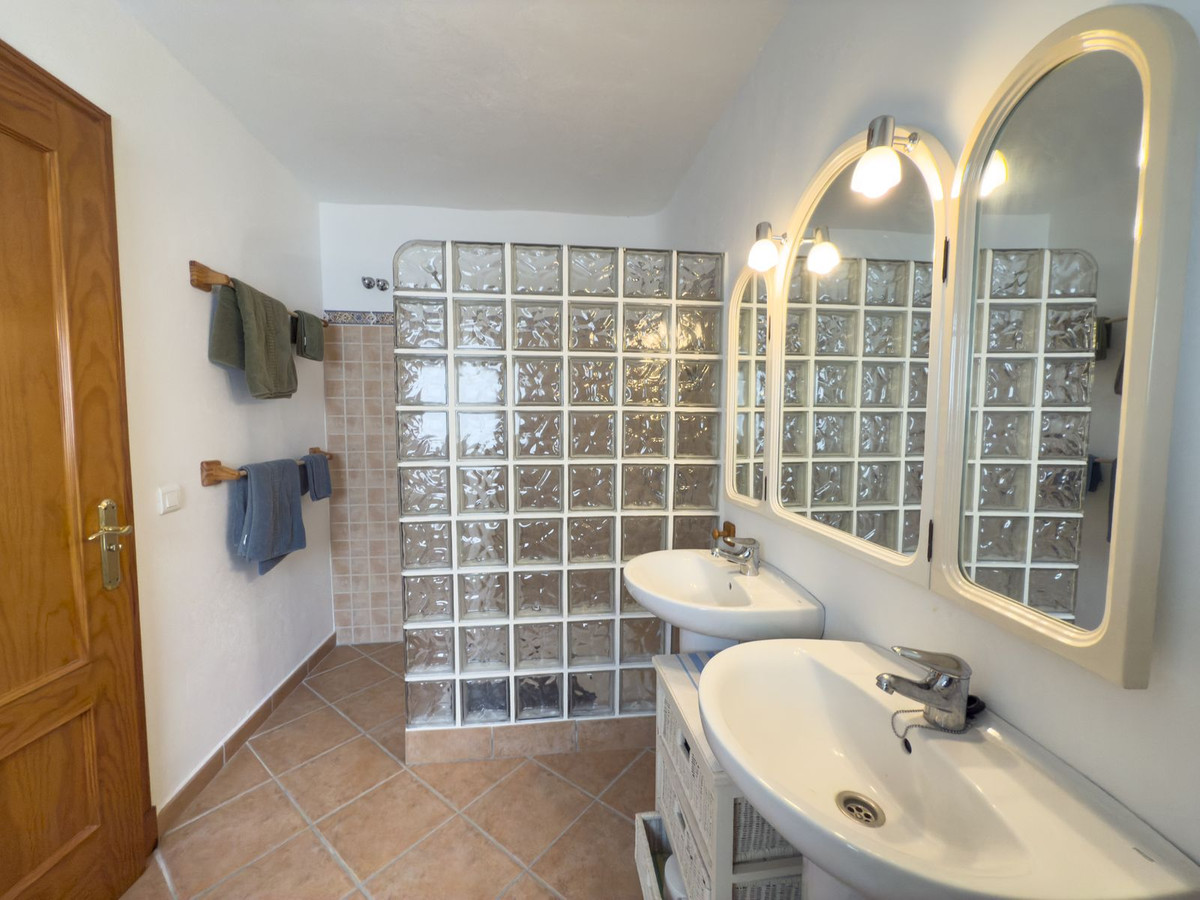 6 Bedroom Townhouse in Tolox - Photo 23