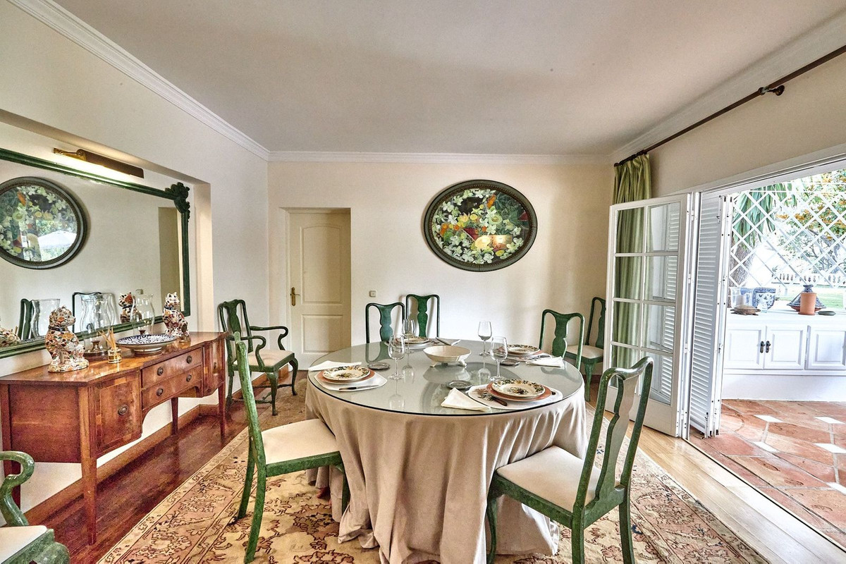 7 Bedroom Villa in San Pedro de Alcántara - Photo 10