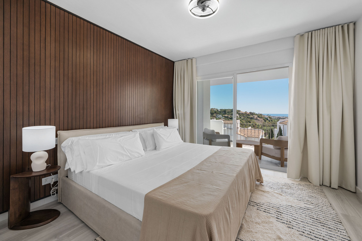 3 Bedroom Apartment in Benahavís - Photo 10