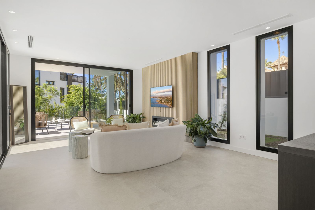 5 Bedroom Villa in Marbella - Photo 4