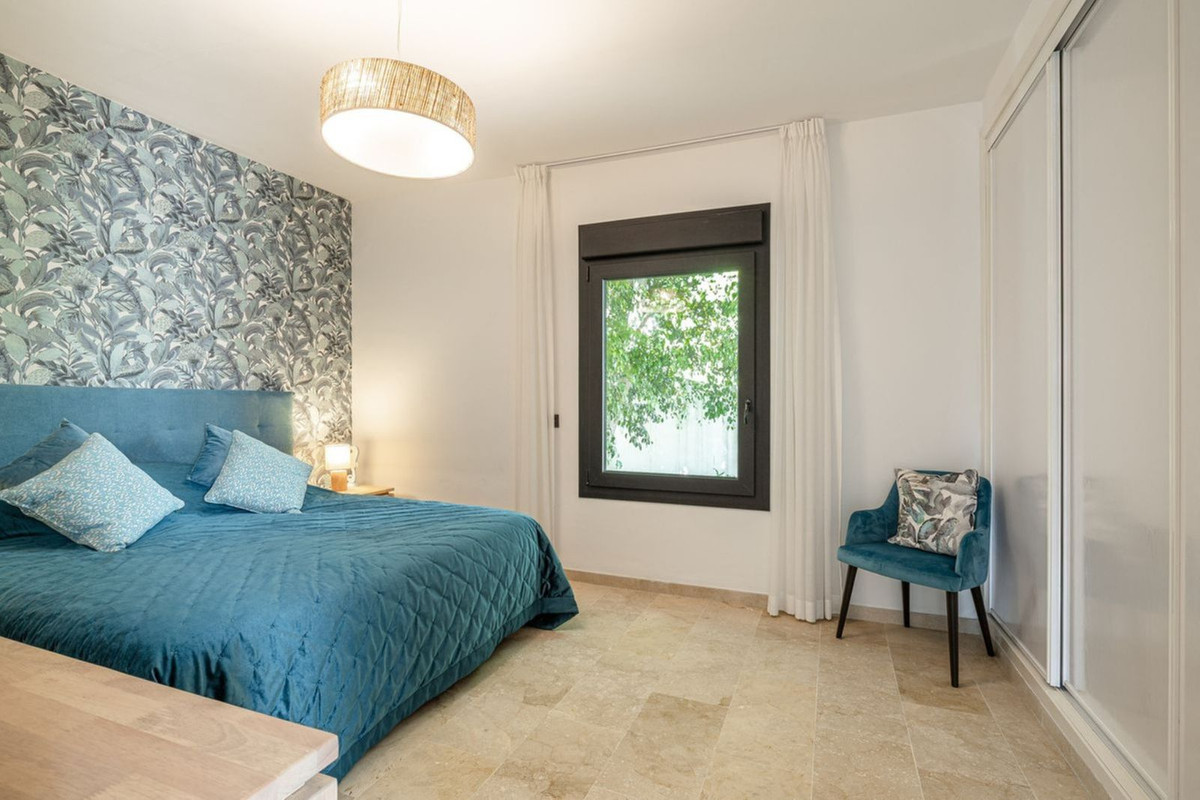 5 Bedroom Villa in Estepona - Photo 18