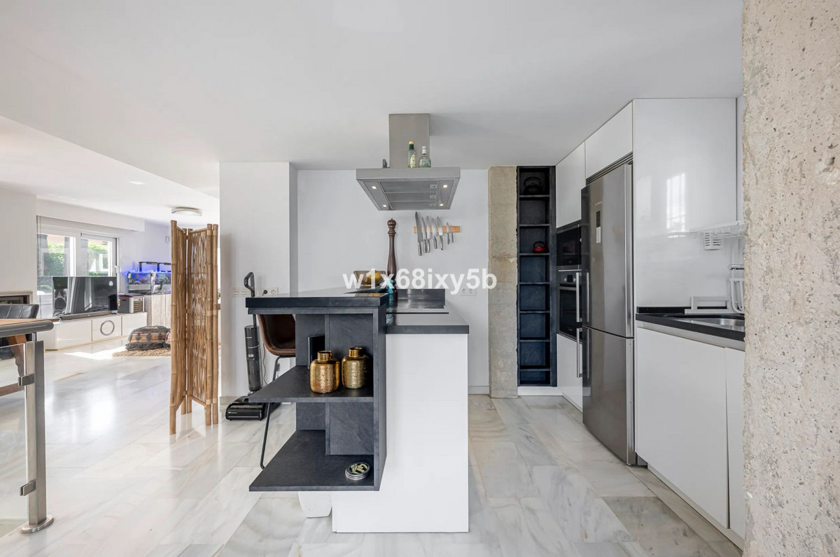 4 Bedroom Villa in Marbella - Photo 3