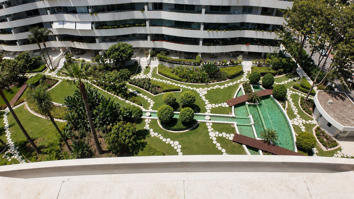 Piso de 4 dormitorios con piscina en Málaga – Foto 9