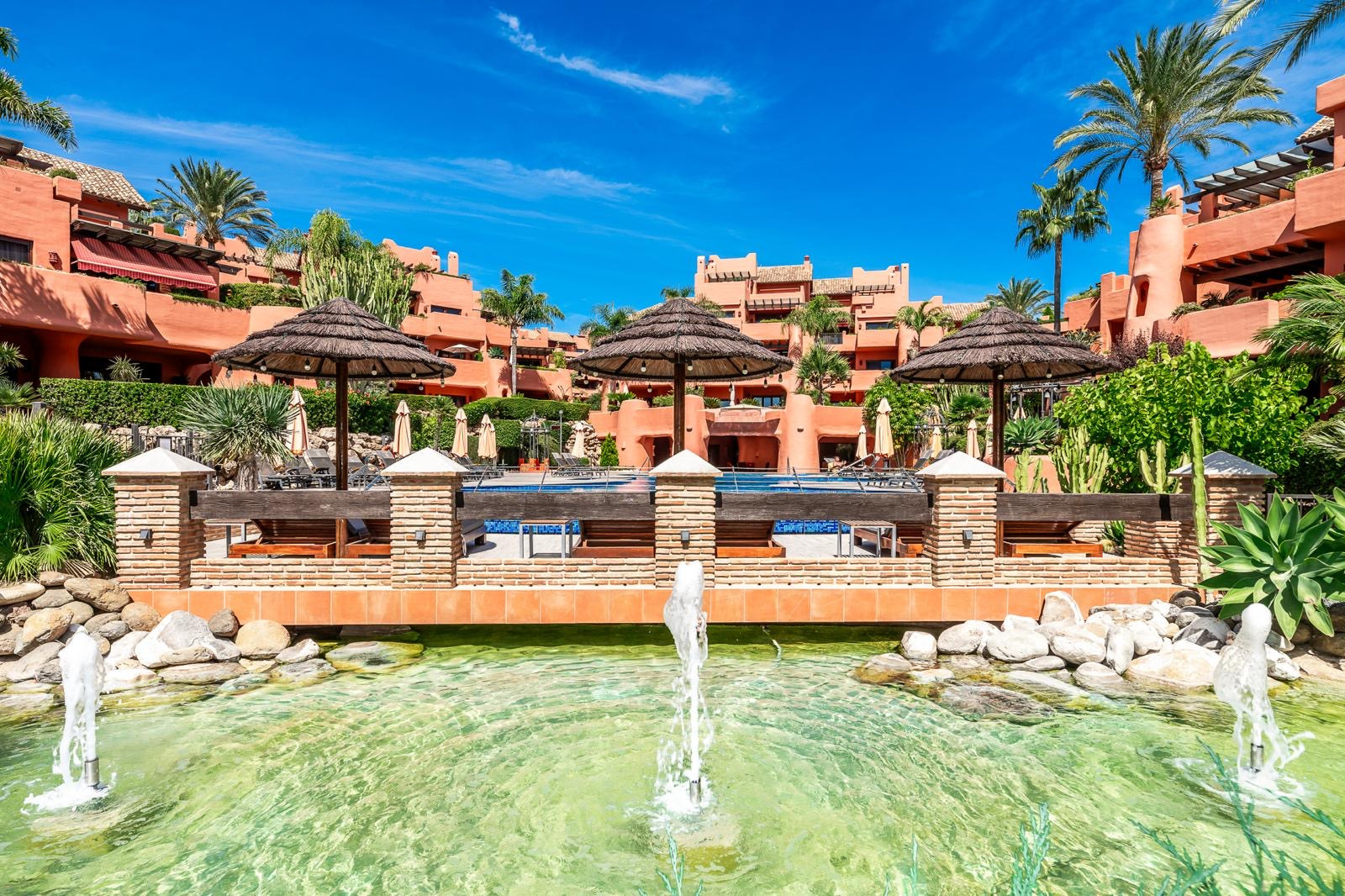 3 Bedroom Apartment in Estepona - Photo 2
