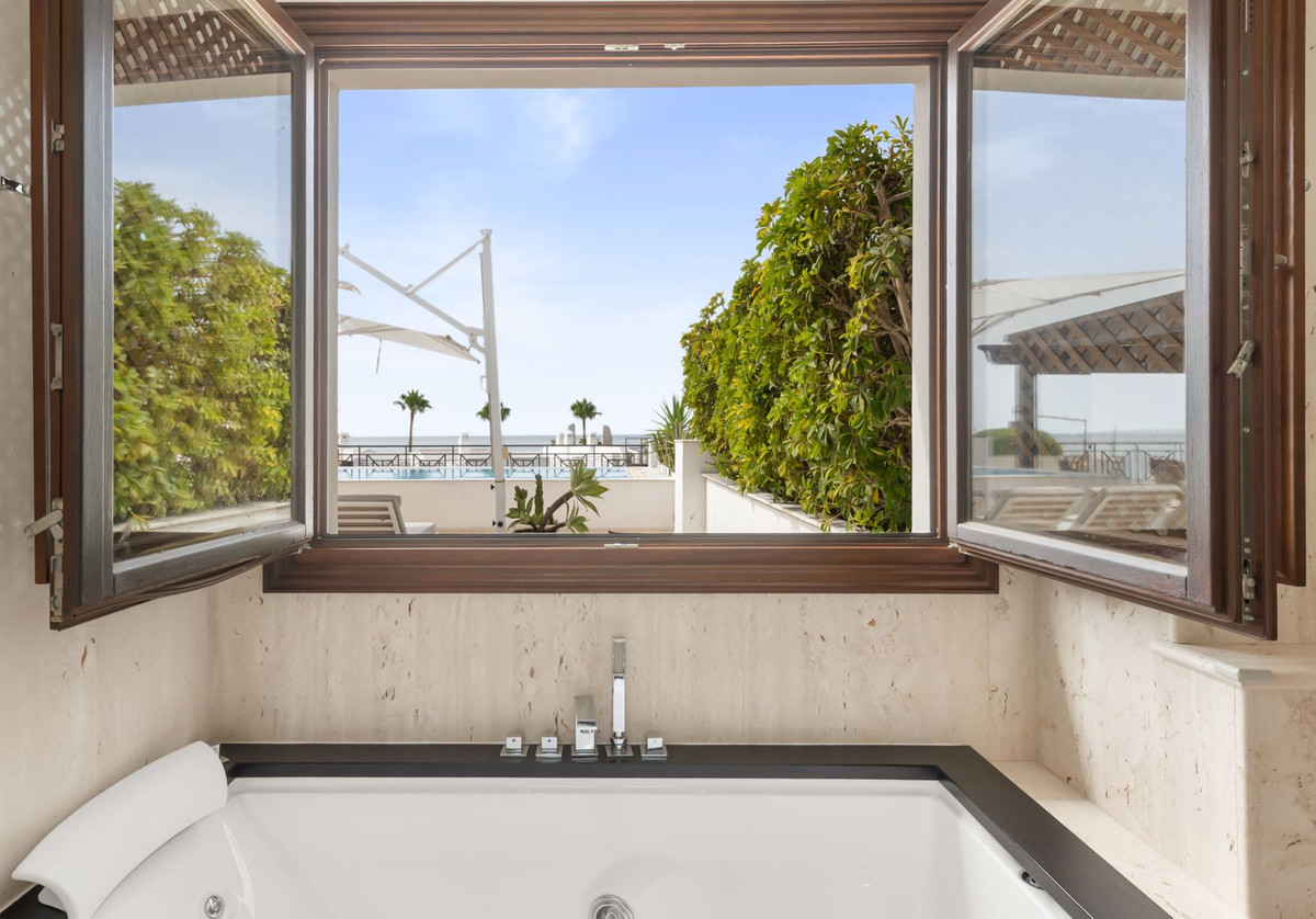 3 Bedroom Apartment in Estepona - Photo 17